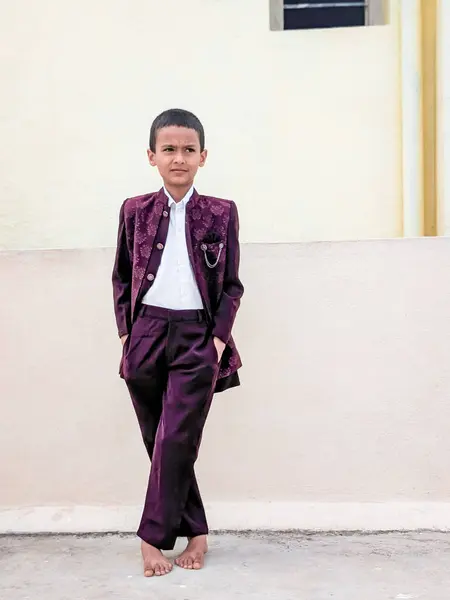 Geleneksel Etnik Giyimde Genç Bir Çocuğun Portresi