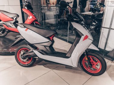 4 Temmuz 2024, Davangere, Karnataka, Hindistan - Galeride Ather Elektrik Aracı