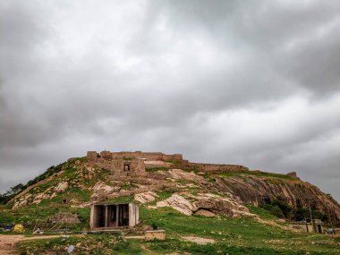 Davangere yakınlarındaki Uchhangidurga Tarihi Kalesi 'ni keşfedin.