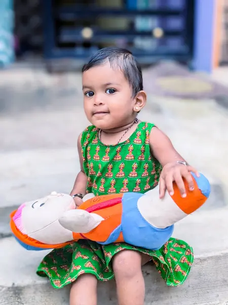 Küçük Bebek Bir Bebekle Oynuyor: Çocukluğun Güzel Anları