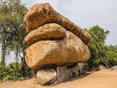 Dengeli Düzenleme ve Doğal Dokuya sahip Kayalar Yığını