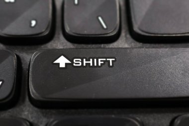 Siyah klavyede Shift tuşunun yakın plan görüntüsü