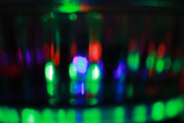 Yeşil ve kırmızı ışık desenli cam bir kavanozun soyut arka planı