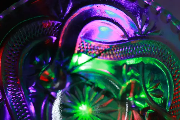 Yeşil ve kırmızı ışık desenli cam bir kavanozun soyut arka planı