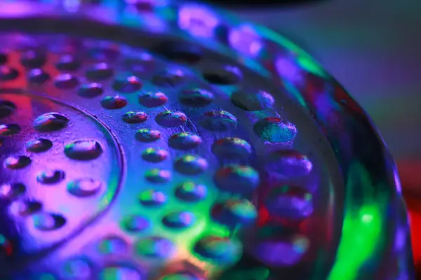 Camda delikler olan yeşil ve mavi ışıkların soyut arkaplanı