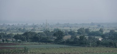 Peyzajdaki Sabah Pusları: Serene Fog Ufku Örtüyor