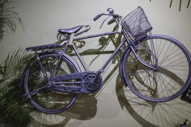 Duvarda asılı Yaratıcı Bisiklet: Tarz ve Yer Kurtarma Dekorasyonu