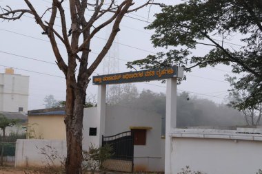 16 Mart 2025, Davangere, Karnataka, Hindistan - Şehir Sisi Moody Şehir Sahnesinde Atmosferik Sabah Sokak Fotoğrafçılığı