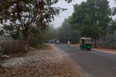 16 Mart 2025, Davangere, Karnataka, Hindistan - Şehir Sisi Moody Şehir Sahnesinde Atmosferik Sabah Sokak Fotoğrafçılığı