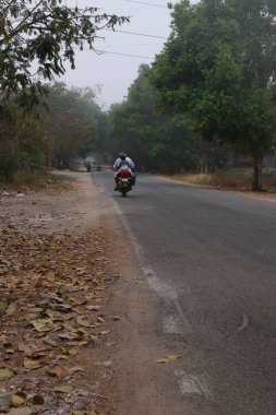 16 Mart 2025, Davangere, Karnataka, Hindistan - Şehir Sisi Moody Şehir Sahnesinde Atmosferik Sabah Sokak Fotoğrafçılığı