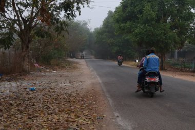 16 Mart 2025, Davangere, Karnataka, Hindistan - Şehir Sisi Moody Şehir Sahnesinde Atmosferik Sabah Sokak Fotoğrafçılığı