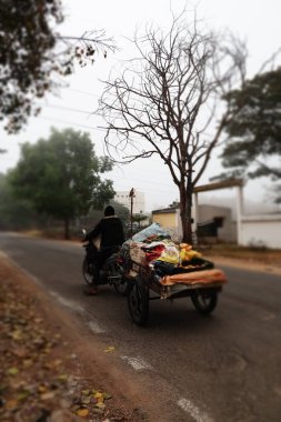16 Mart 2025, Davangere, Karnataka, Hindistan - Şehir Sisi Moody Şehir Sahnesinde Atmosferik Sabah Sokak Fotoğrafçılığı