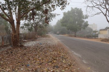 16 Mart 2025, Davangere, Karnataka, Hindistan - Şehir Sisi Moody Şehir Sahnesinde Atmosferik Sabah Sokak Fotoğrafçılığı