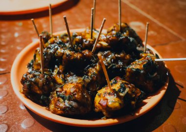 Baharatlı Hint usulü tavuk 65. tabakta.