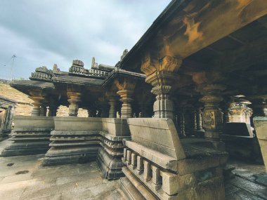 27 Temmuz 2025, Bagali, Harapanahalli, Karnataka, Hindistan - Kallesvara Swamy Tapınağı 987 yılında Batı Chalukya Kralı Ahavamalla döneminde inşa edildi, Duggimayya tarafından inşa edildi. 