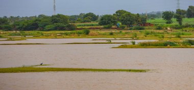 Vahşi doğada güzel bir Göl Geniş Doğa Manzarası olan Manzaralı Dağ Manzarası