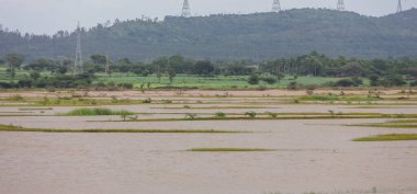 Vahşi doğada güzel bir Göl Geniş Doğa Manzarası olan Manzaralı Dağ Manzarası