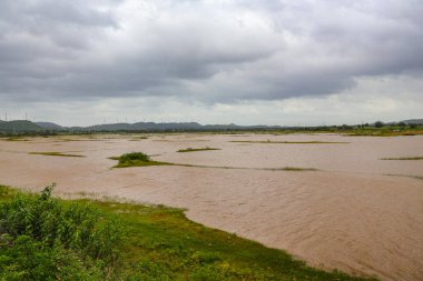 Vahşi doğada güzel bir Göl Geniş Doğa Manzarası olan Manzaralı Dağ Manzarası
