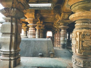 27 Temmuz 2025, Bagali, Harapanahalli, Karnataka, Hindistan - Kallesvara Swamy Tapınağı 987 yılında Batı Chalukya Kralı Ahavamalla döneminde inşa edildi, Duggimayya tarafından inşa edildi. 