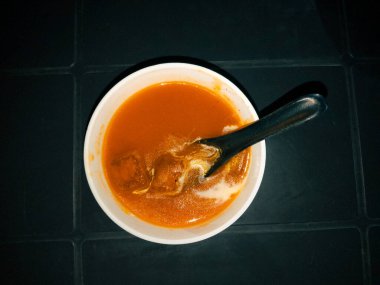 Beyaz Kasede Sıcak Domates Çorbası ve Kaşık Rahatlatıcı Ev Yapımı Klasik