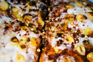 Erimiş peynirli ve kıtır kıtır ev yapımı lezzetli soğan pizzası.