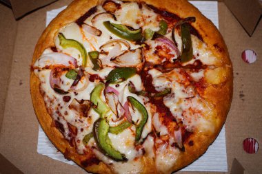 Erimiş peynirli ve kıtır kıtır ev yapımı lezzetli soğan pizzası.