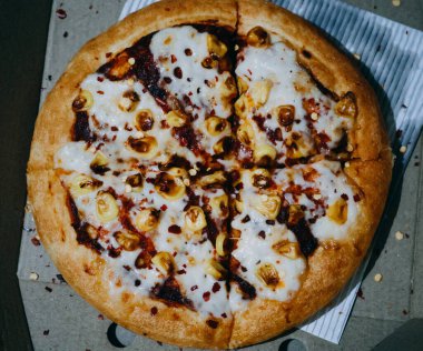 Erimiş peynirli ve kıtır kıtır ev yapımı lezzetli soğan pizzası.