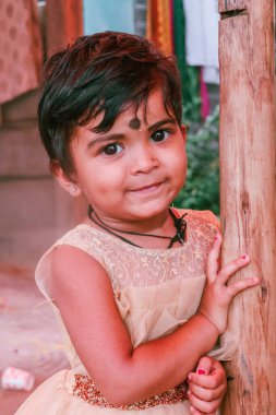 Doğal İfadesi Olan Güzel Bir Kızın Portresi