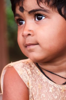 Doğal İfadesi Olan Güzel Bir Kızın Portresi