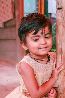 Doğal İfadesi Olan Güzel Bir Kızın Portresi