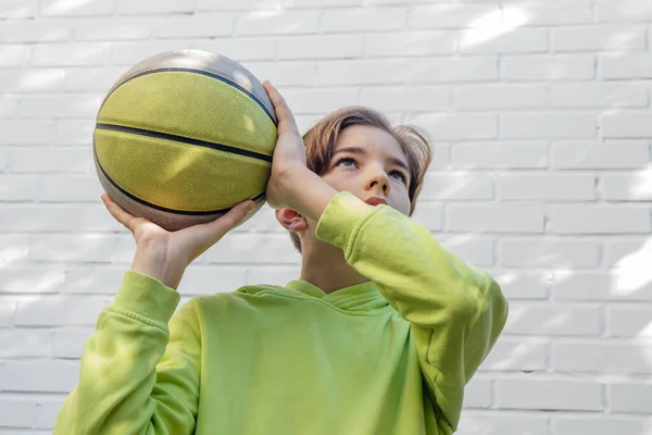 Esportivo Ensinando Garoto a Jogar Basquete Lá Fora Foto de Stock - Imagem  de atividade, objetivo: 216416036