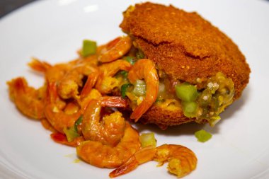 Geleneksel Brezilya akarajesi. Afrika kökenli. Vatap, caruru ve kuru karidese dayanıyor. Yakın çekim