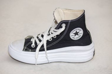 En geleneksel siyah All Star spor ayakkabıları izole ve seçici bir odak noktasında. Yakın çekim.