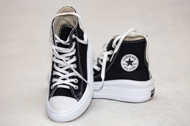 En geleneksel siyah All Star spor ayakkabıları izole ve seçici odaklı.