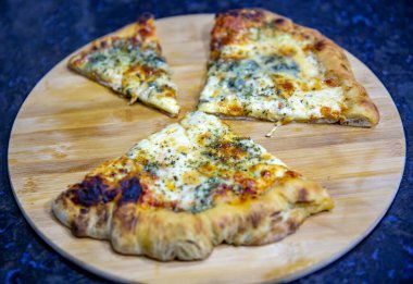 Parmesanlı, gorgonzola, mozzarella ve provolonlu otantik dört peynirli pizza.