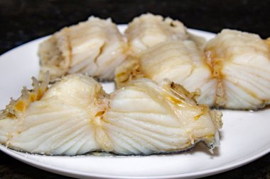 Seçici odak noktasında dilimler halinde geleneksel Portekiz Morina Balığı