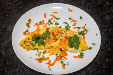 Sosisli ve sebzeli geleneksel omlet. sağlıklı düşük karbonhidratlı gıda