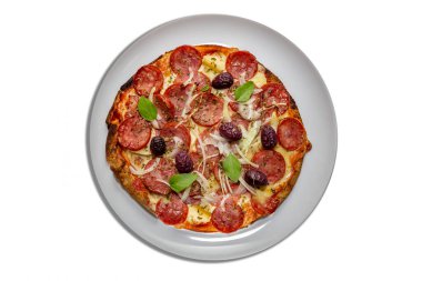 Biberli, siyah zeytinli, soğanlı ve fesleğenli geleneksel köy pizzası.