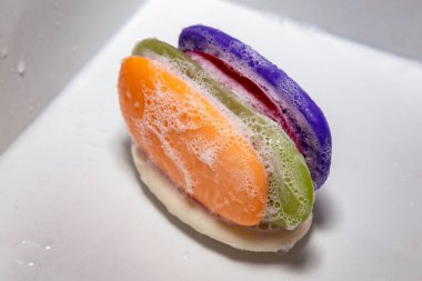 Halk arasında kullanılan sabun, para biriktirmek için yapıştırılan parçalar.