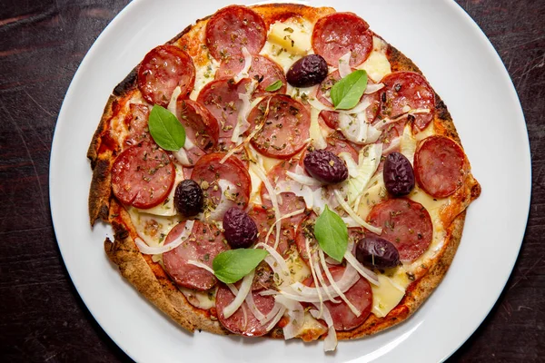 Traditionelle Rustikale Pizza Mit Pfefferoni Schwarzen Oliven Zwiebeln Und Basilikum — Stockfoto