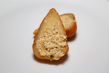 Geleneksel Coxinha tavuğu. Tipik Brezilya yemeği.