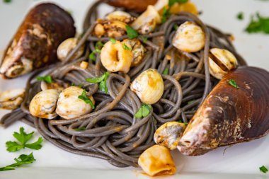 Sepya mürekkepli siyah spagetti deniz ürünleri, istiridye ve kabuklu mürekkep.