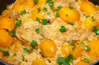 Geleneksel Brezilya lezzeti, tavuklu pilav (Caryocar breasiliense). 