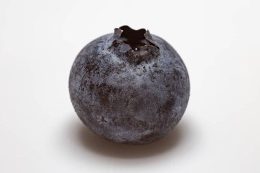 Seçici bir odak noktasında yaban mersini (Aşı Melezi) izole edilir. Olgun meyve.