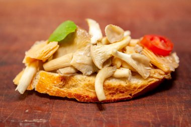 Geleneksel mantarlı burschetta domates ve fesleğenli