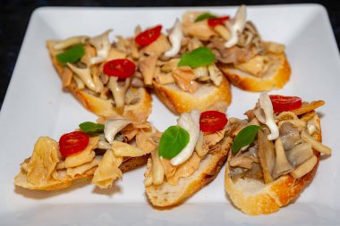 Geleneksel mantarlı burschetta domates ve fesleğenli