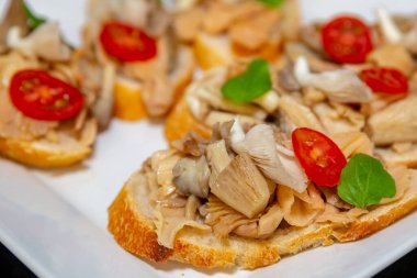 Geleneksel mantarlı burschetta domates ve fesleğenli