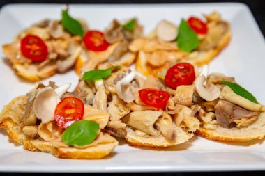 Geleneksel mantarlı burschetta domates ve fesleğenli