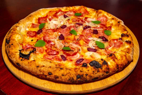 Traditionelle Brasilianische Pizza Mit Paprika Zwiebeln Schwarzen Oliven Und Basilikum — Stockfoto