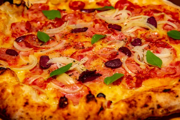 Traditionelle Brasilianische Pizza Mit Paprika Zwiebeln Schwarzen Oliven Und Basilikum — Stockfoto